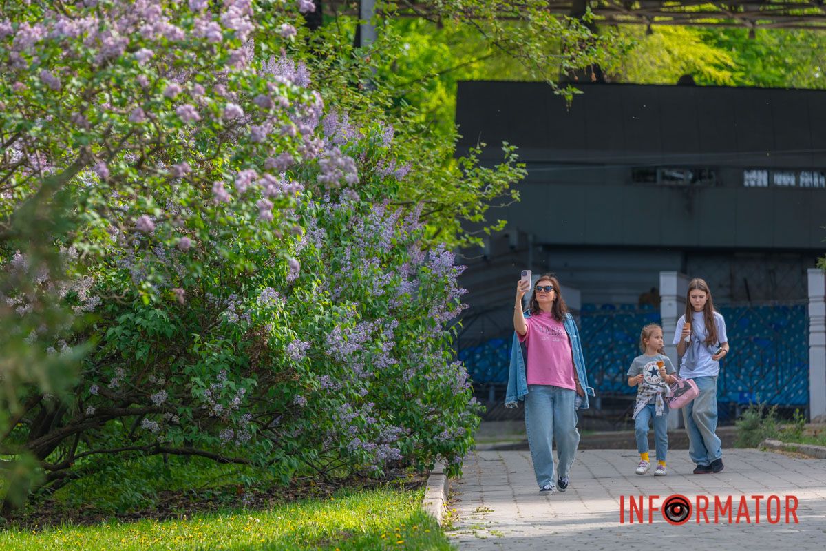 В пахучих медах, тихим щемом  у серці,