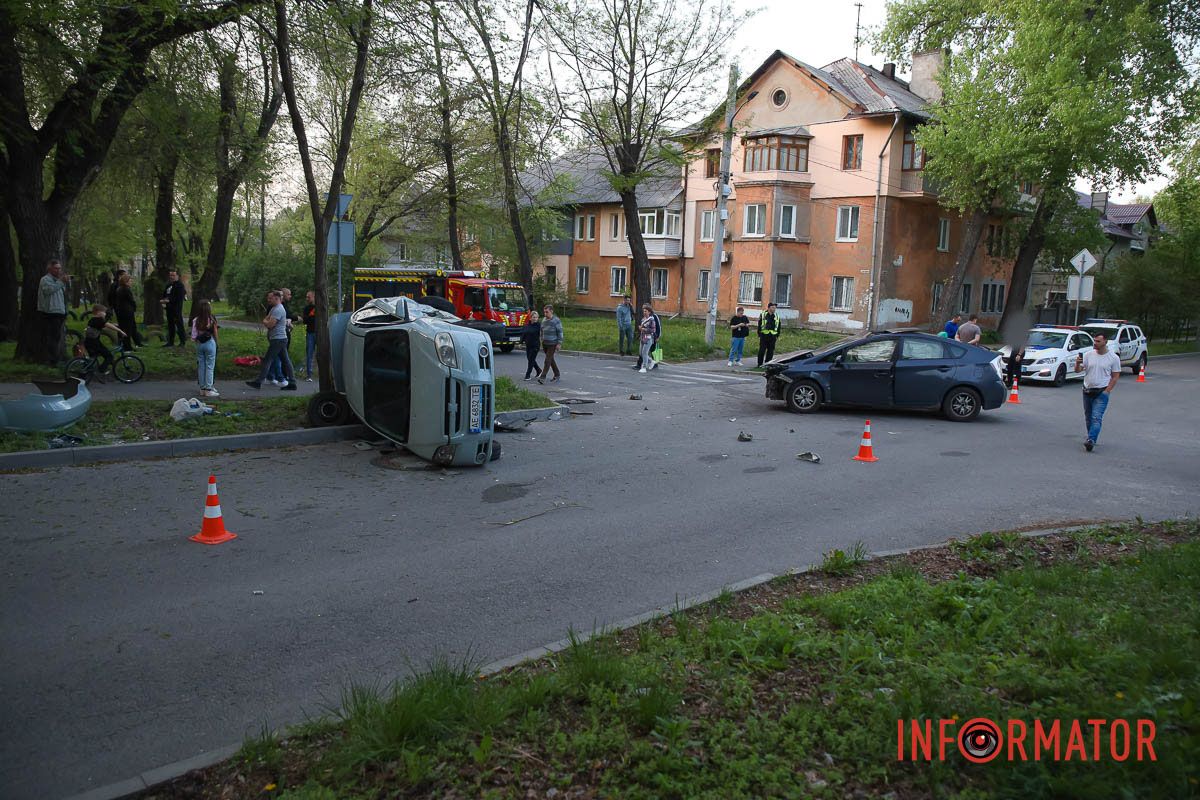 Toyota служби таксі врізалась в ЗАЗ і той перекинувся