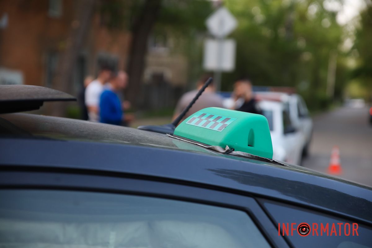 "Шашечки" таксі на Toyota 