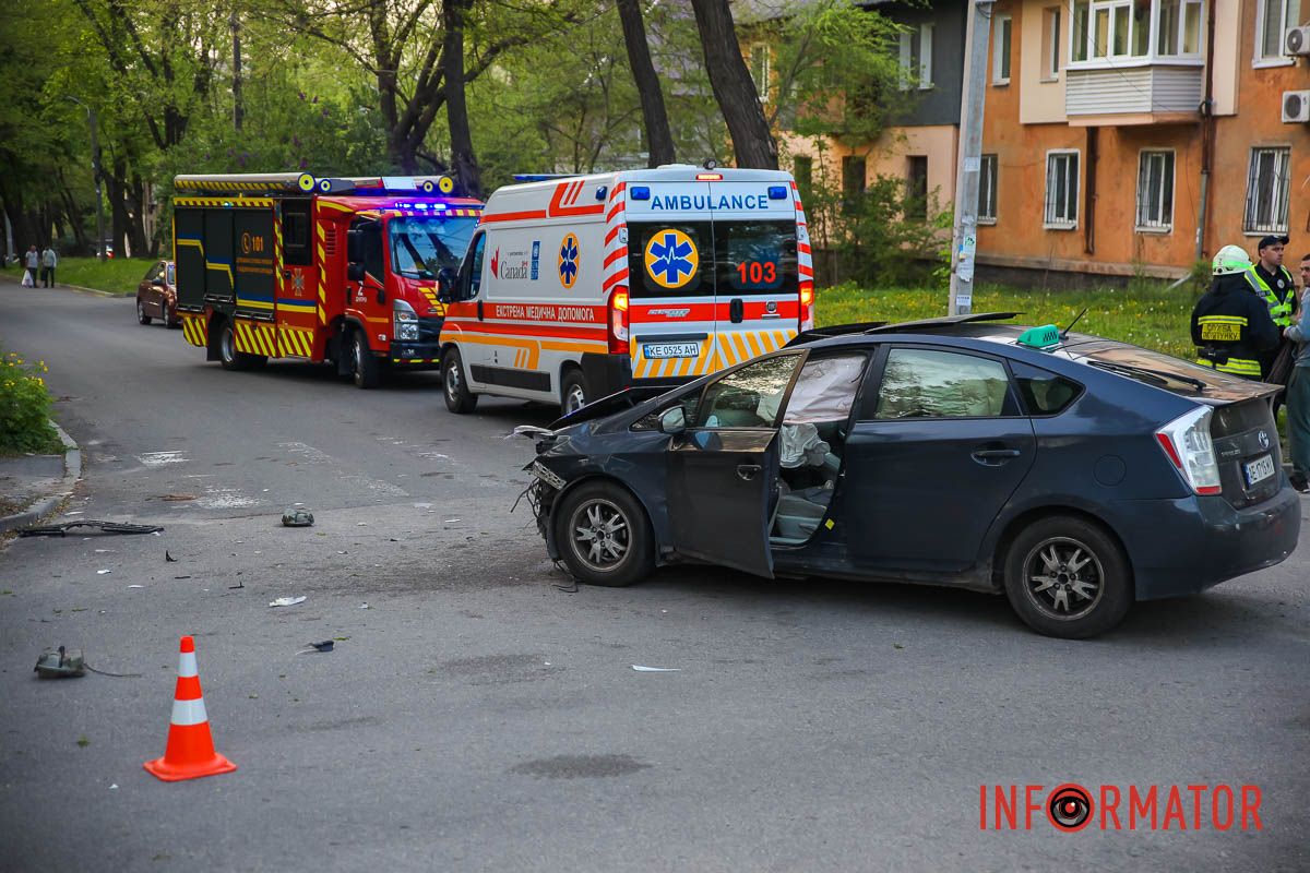 Від удару ЗАЗ перекинувся на бік