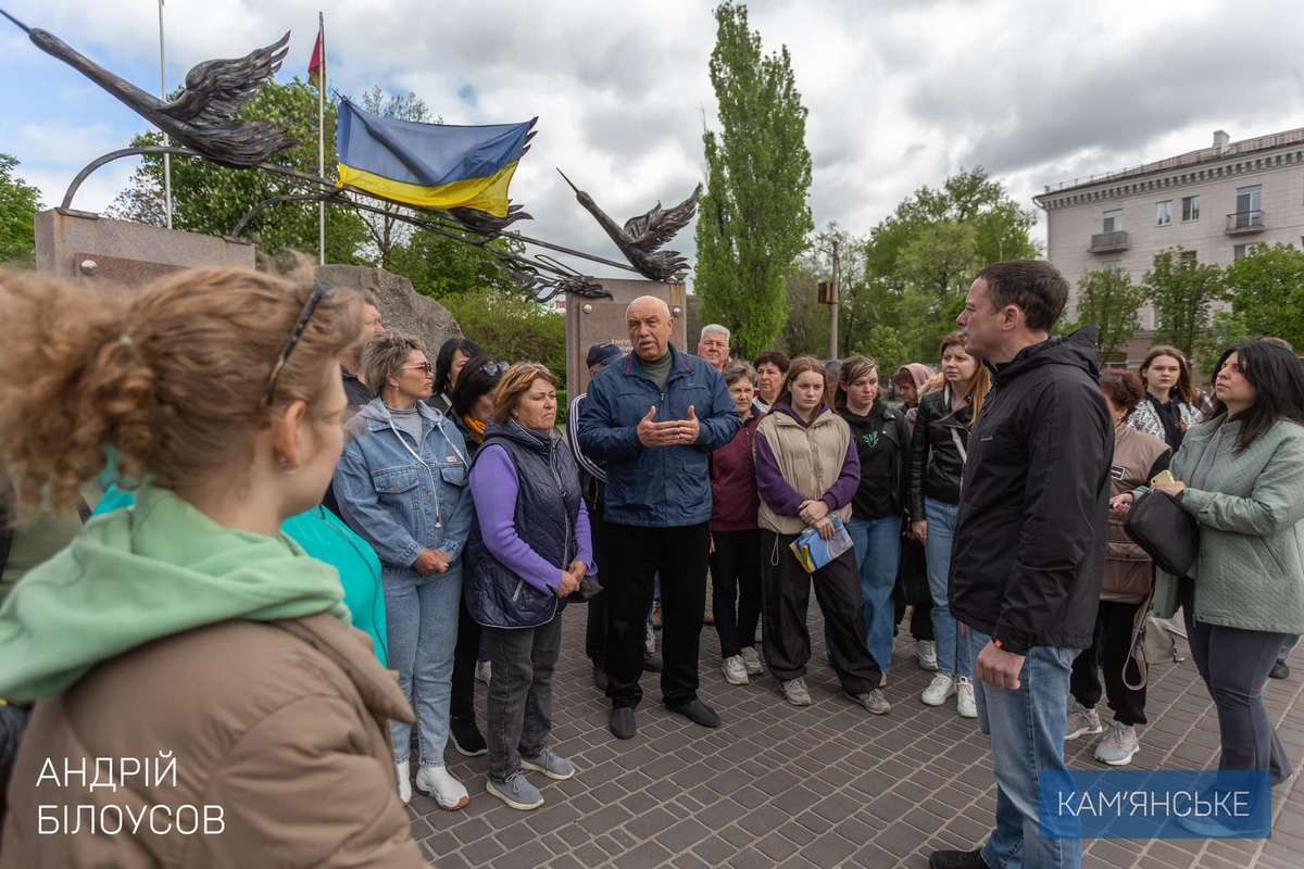 Установка желто-голубых флажков с именами и фамилиями Героев