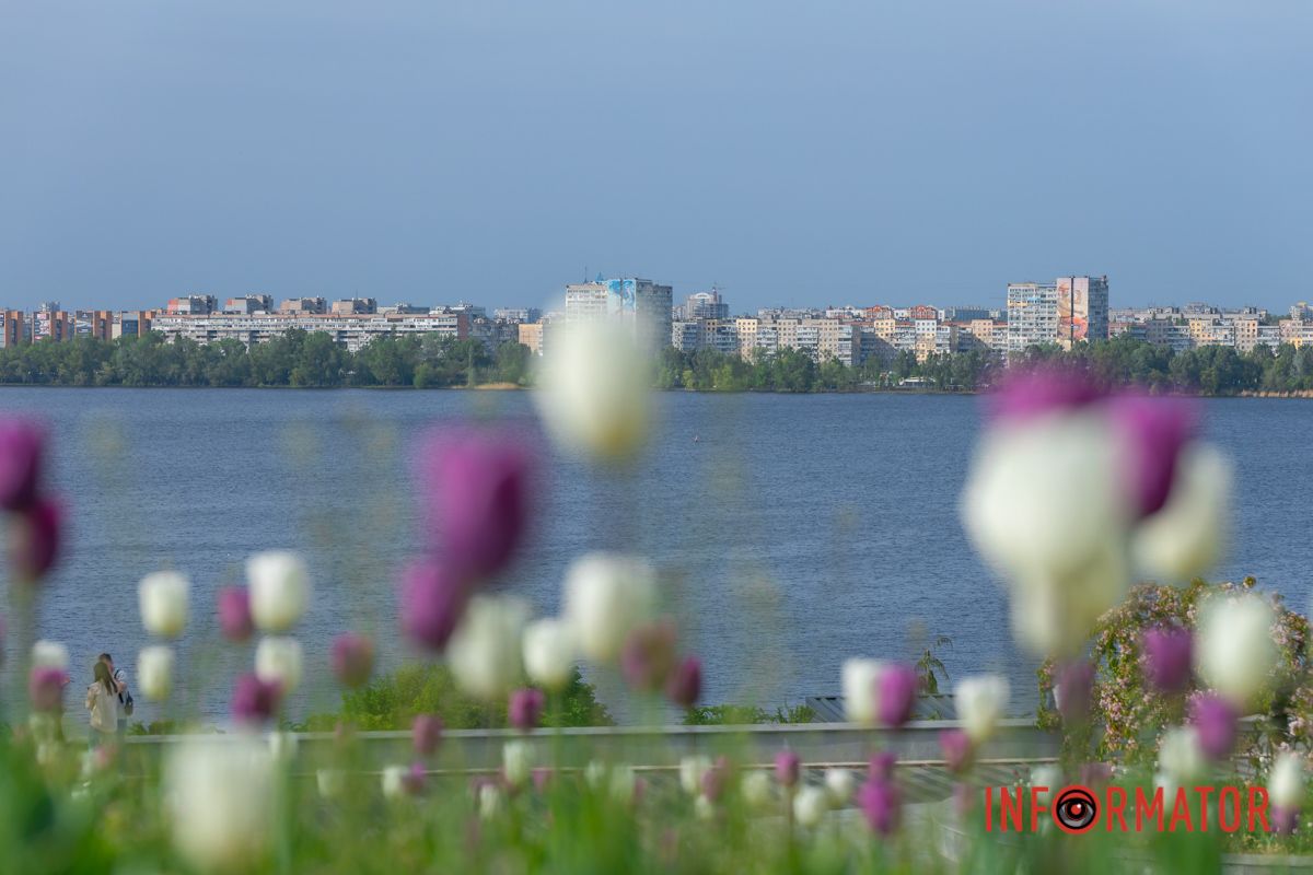 – Я квітую! – квітень каже, –