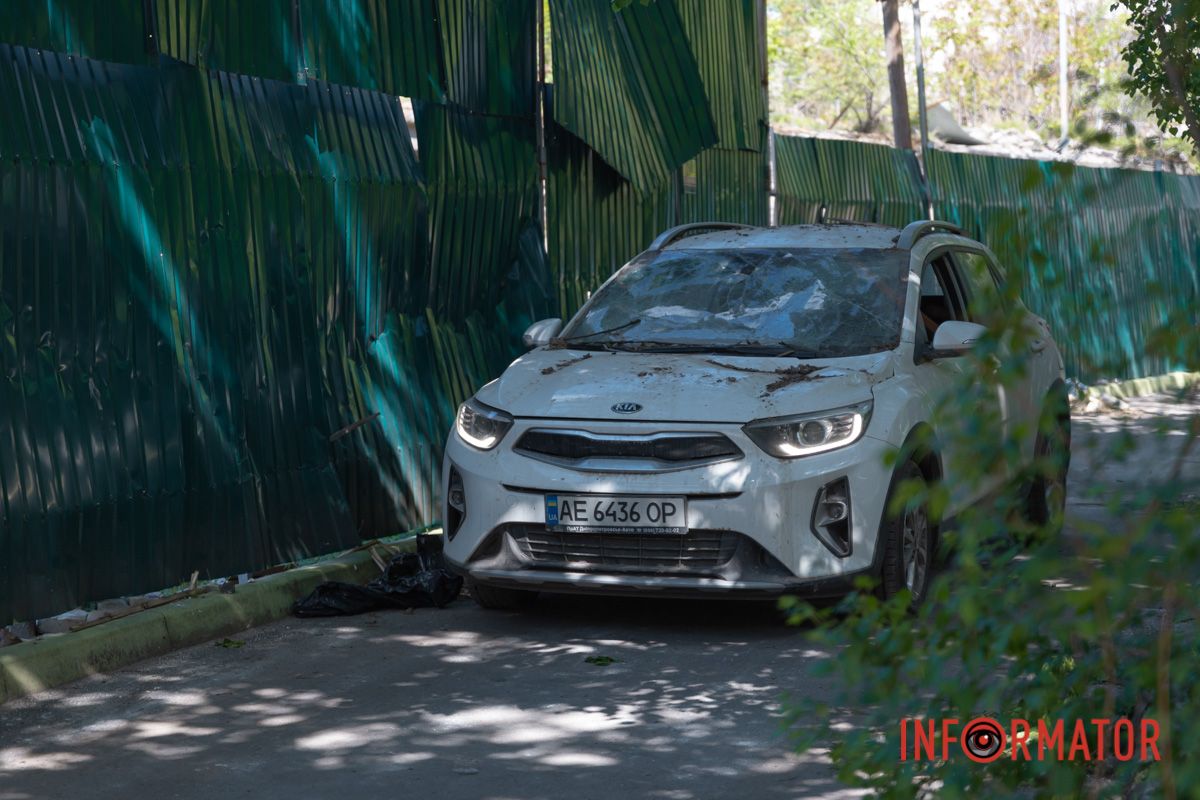 Пошкоджена вибухом автівка