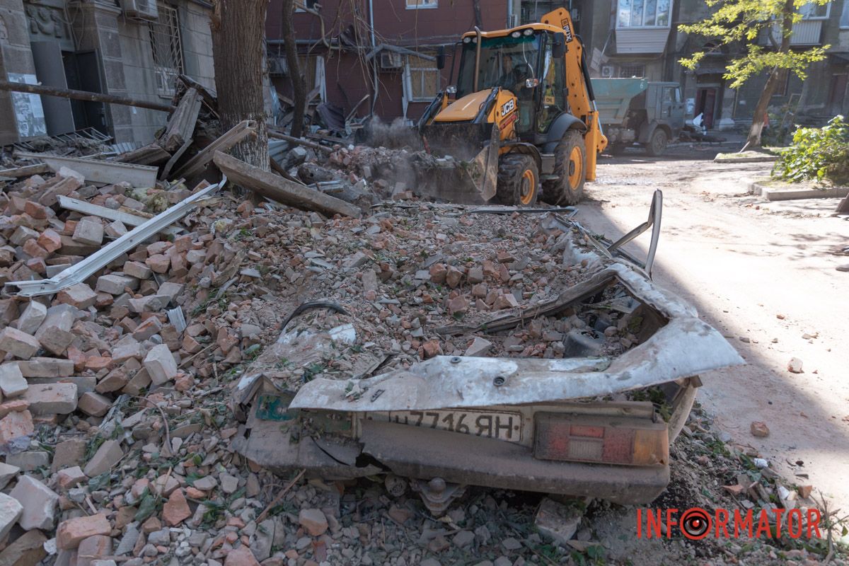 Уламки будинку впали на авто