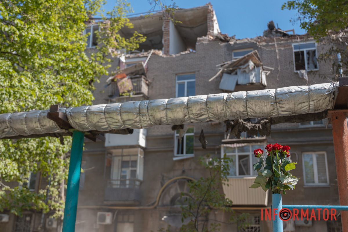 Люди приносять квіти