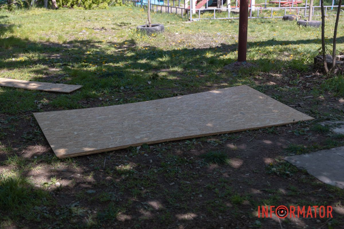 Ними латають вибиті вікна