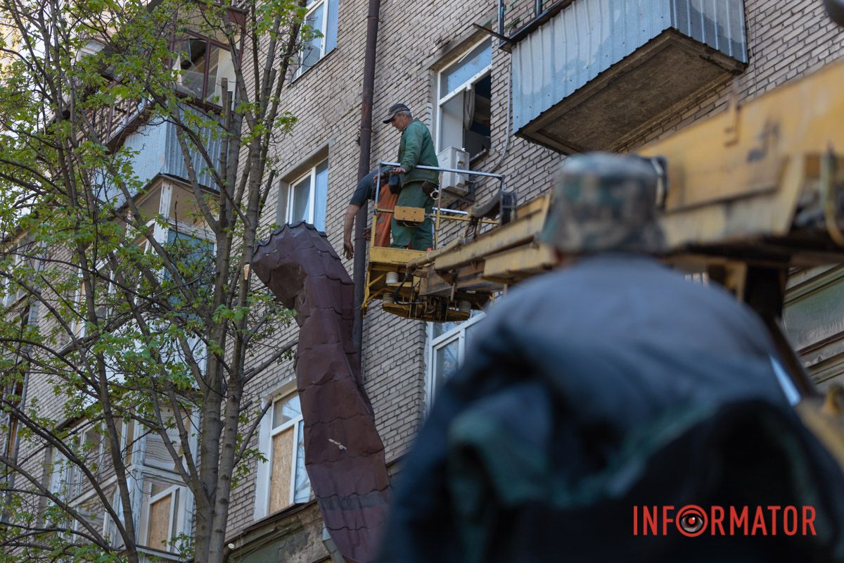 Частина криші впала на дерево