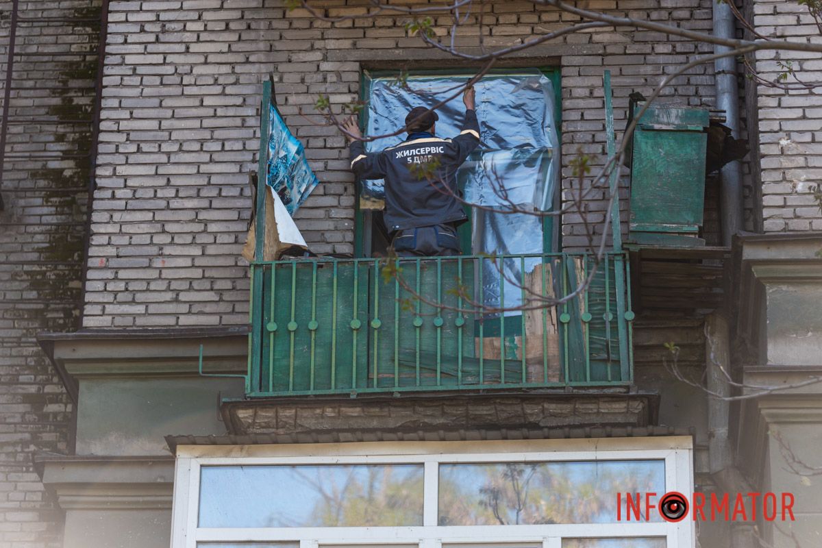 Вибиті вікна заклеюють плівкою