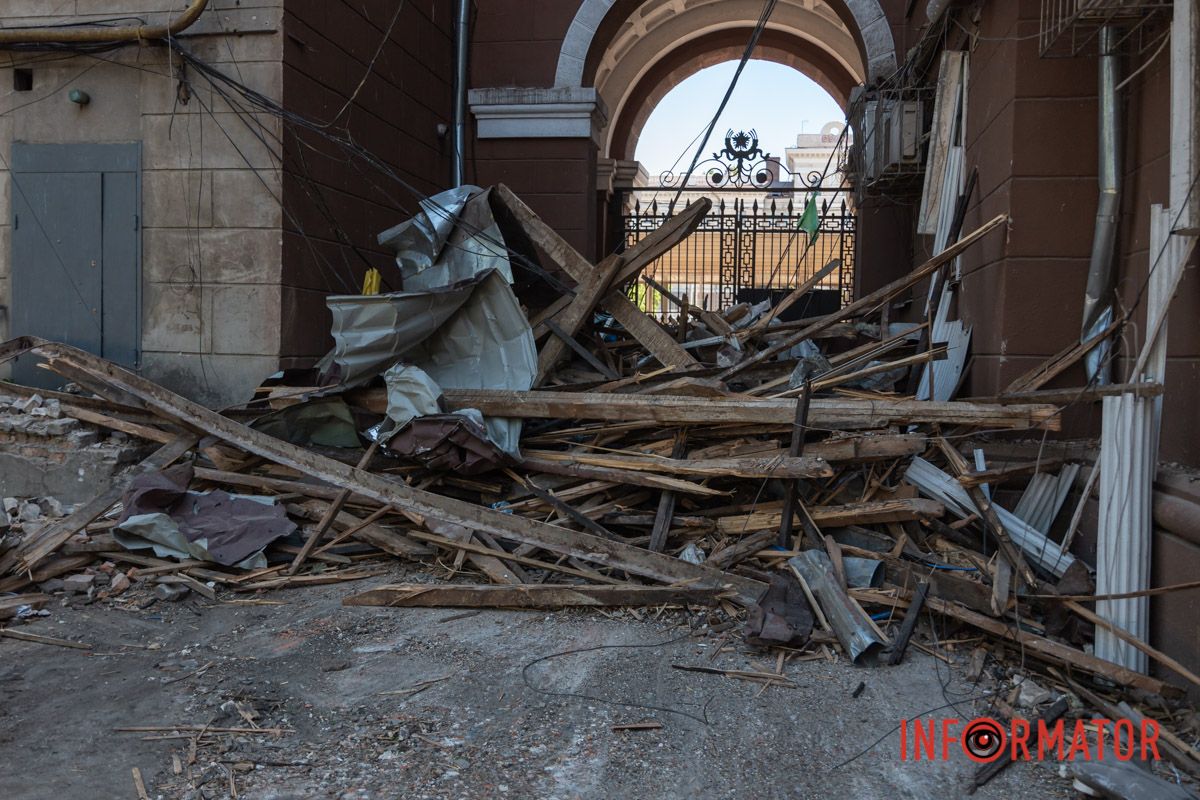 Підхід до будинку огородили сигнальною стрічкою