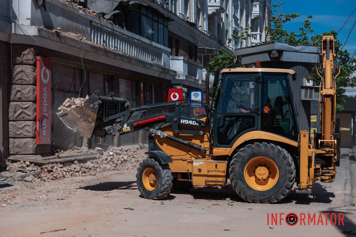 Уламки вантажать у КамАЗи