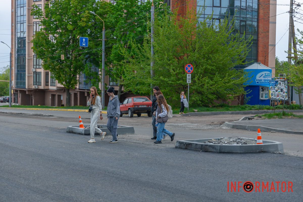 На 20 апреля здесь укладывают новый асфальт и устанавливают островки безопасности на пешеходных переходах