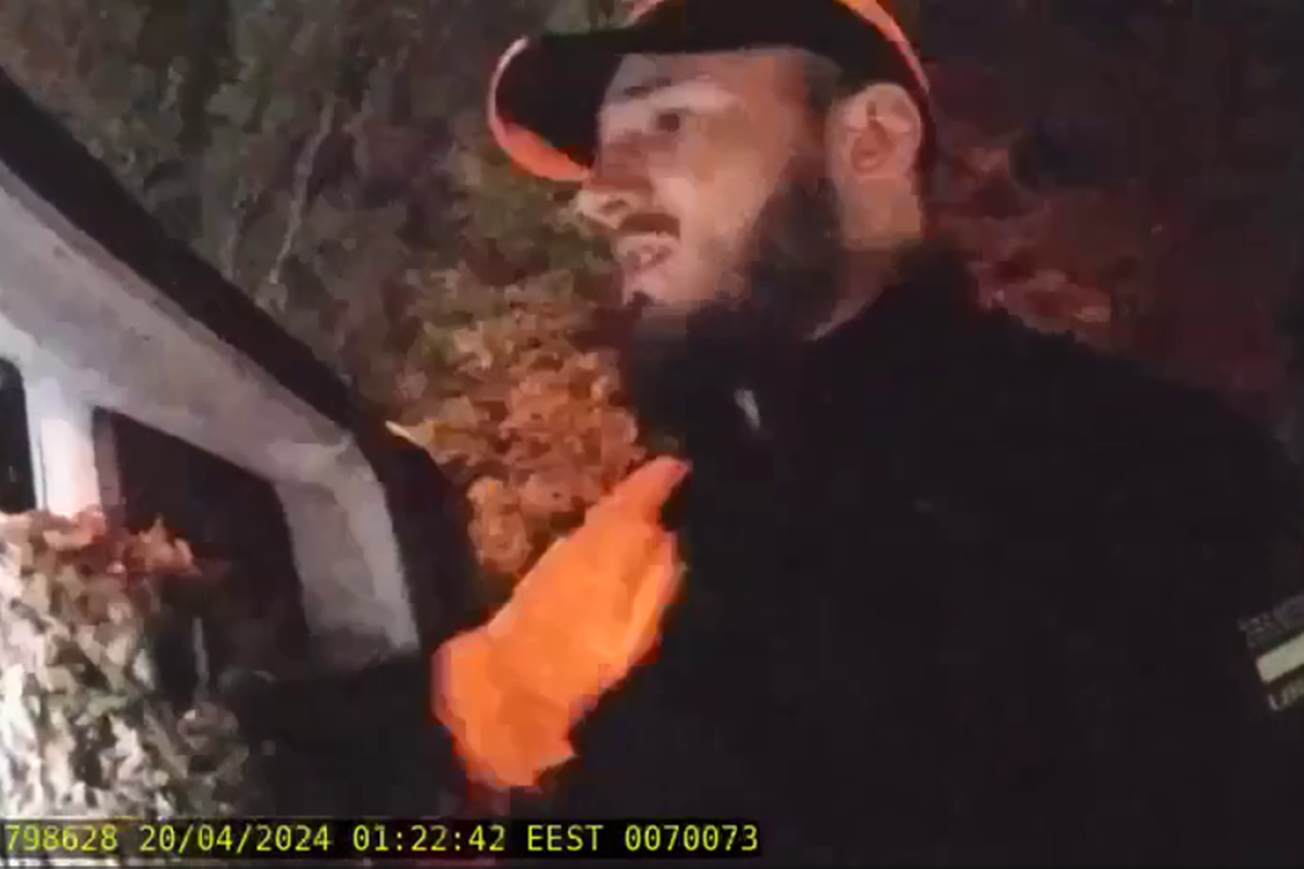 Правоохоронці просили показати, що було в багажнику авто Правоохоронці просили показати, що було в багажнику авто