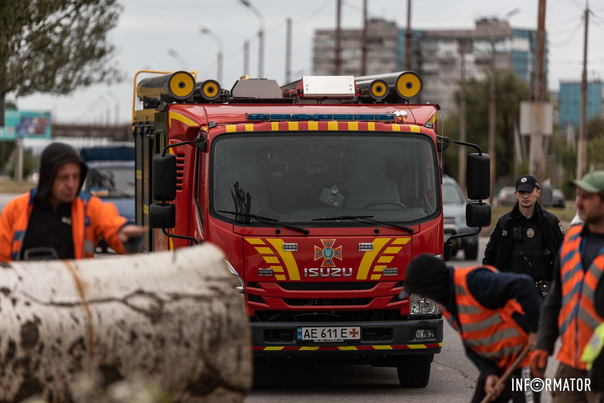 Автівки намагались обʼїхати перешкоду  Автівки намагались обʼїхати перешкоду