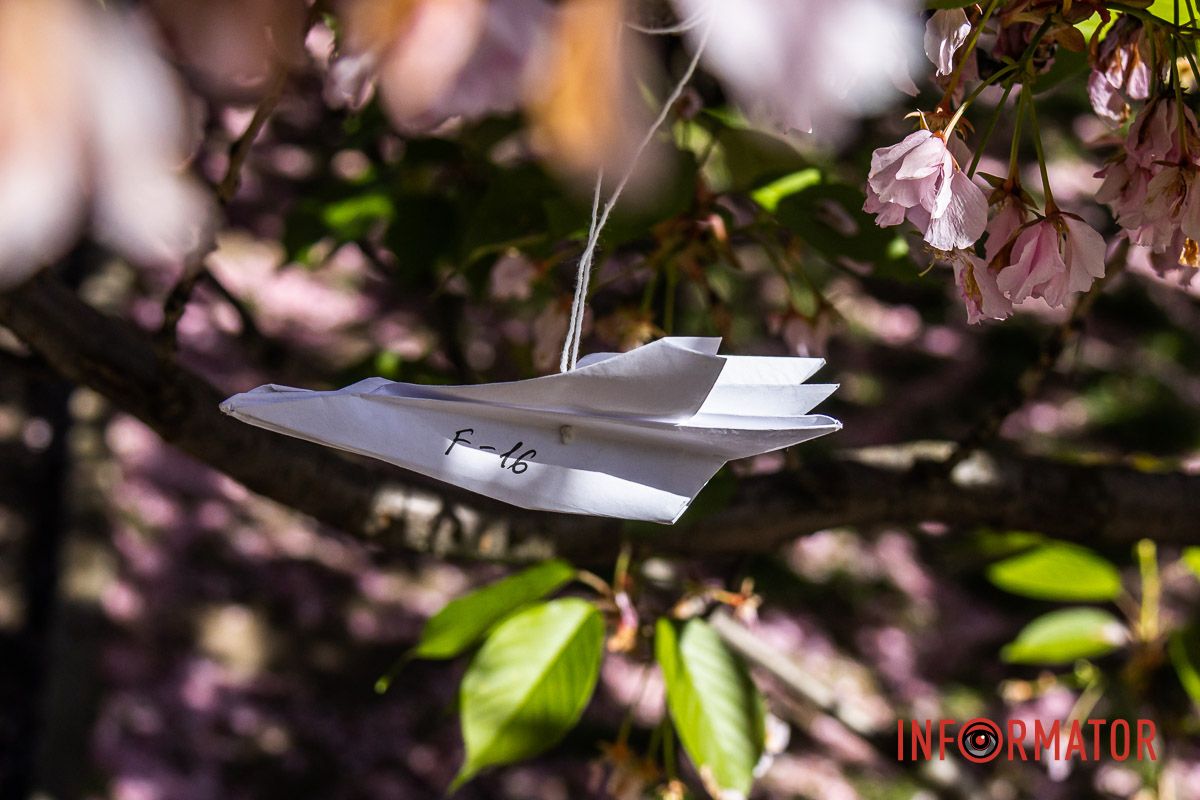 Інформатор побував на місці та нарахував на сакурах понад 15 паперових літачків Інформатор побував на місці та нарахував на сакурах понад 15 паперових літачків