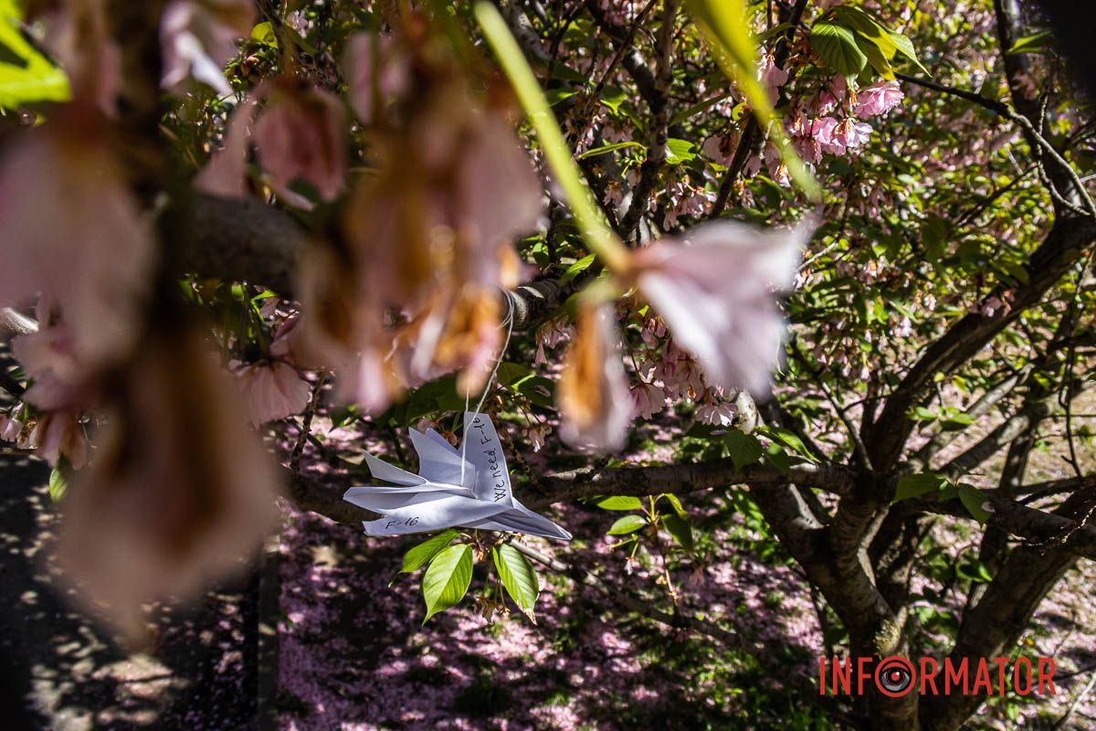 Також там є плакат із написом: “We need F-16” Також там є плакат із написом: “We need F-16”