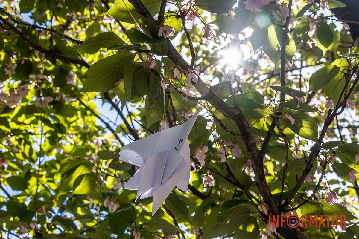 У Дніпрі на Алеї сакур помітили паперові літачки F-16 У Дніпрі на Алеї сакур помітили паперові літачки F-16