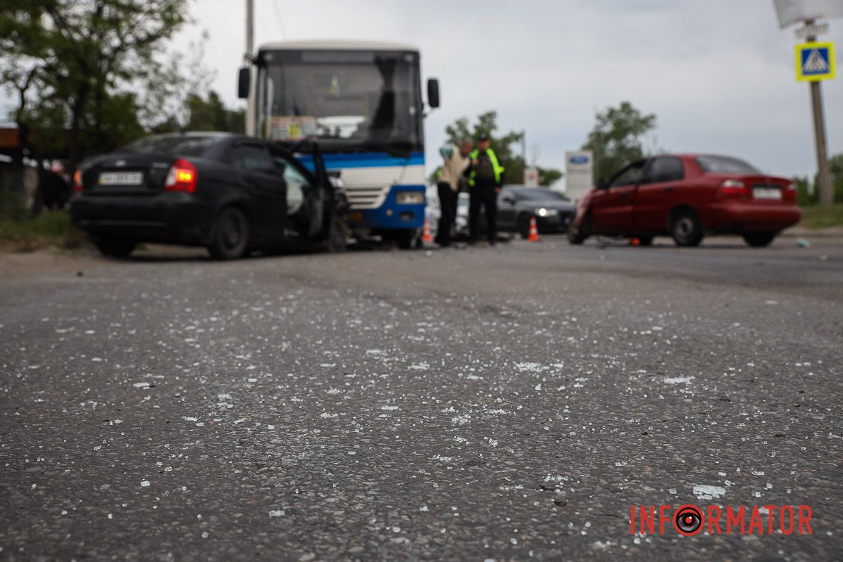 Скло та уламки на дорозі