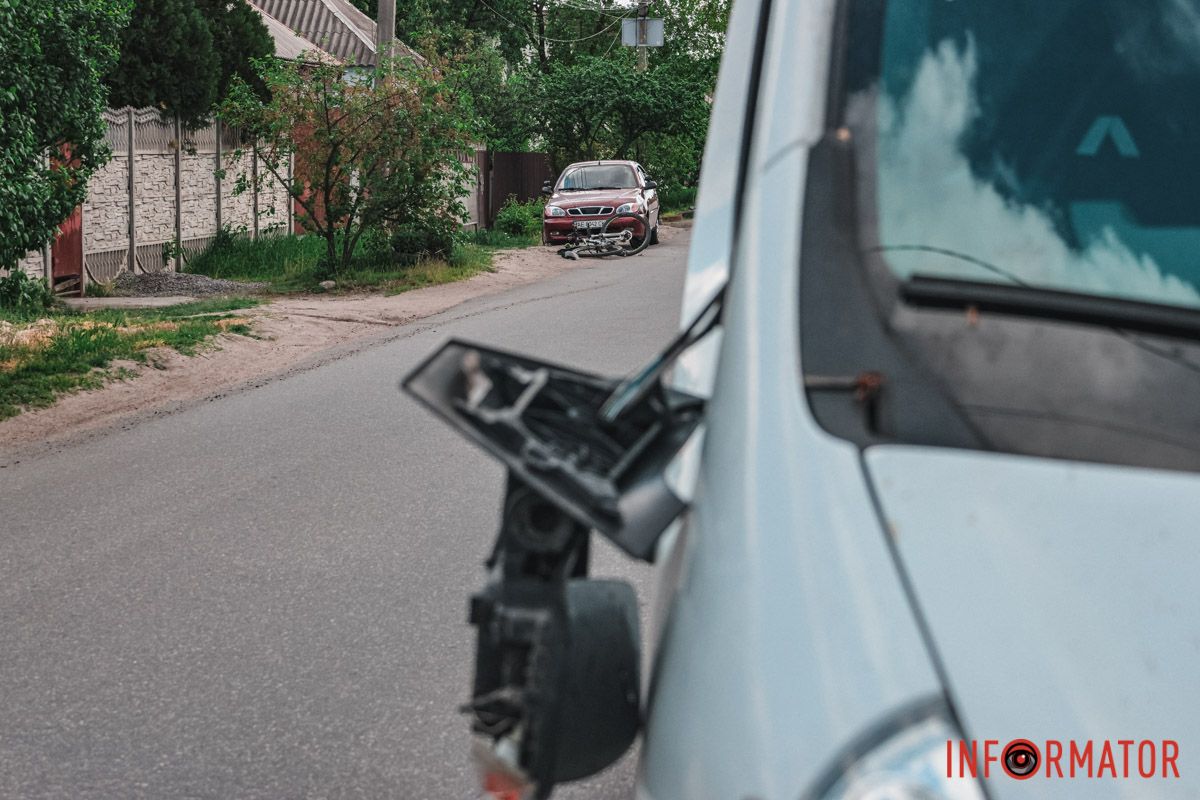 Здесь под колеса Renault попал велосипедист Здесь под колеса Renault попал велосипедист