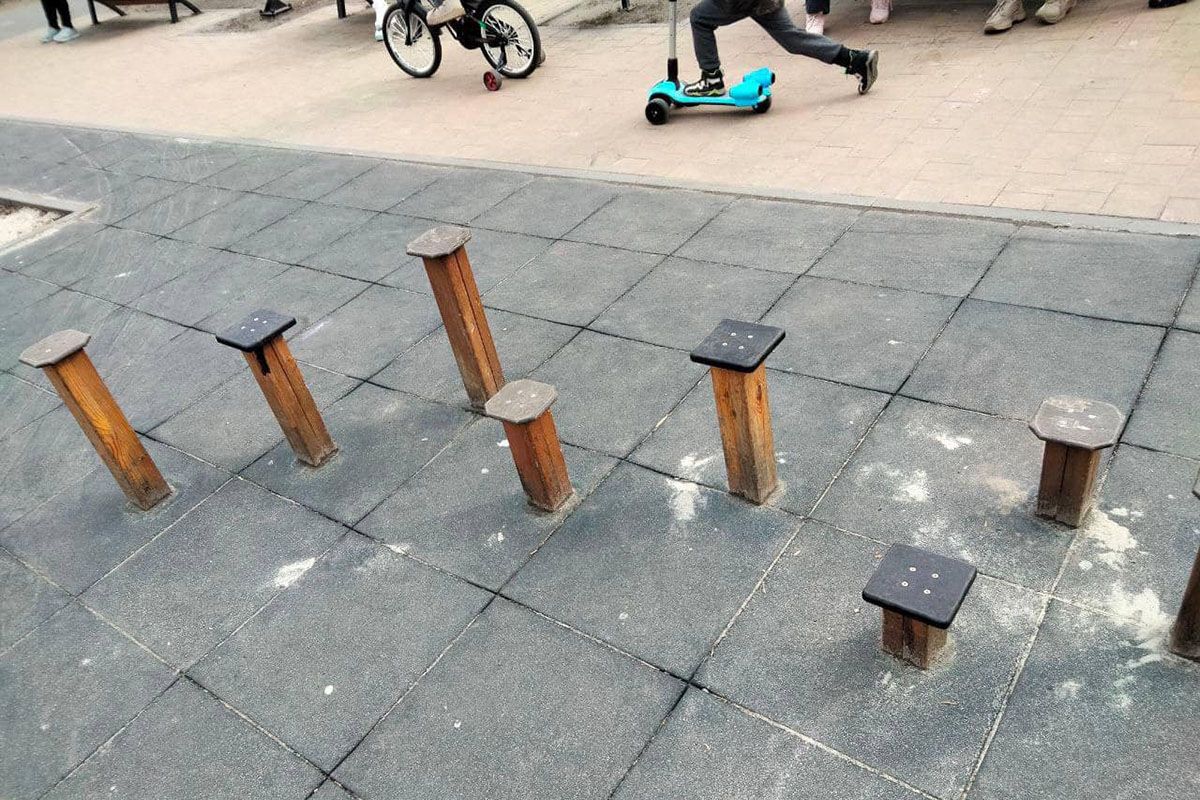 Обновили «пеньки» на Янтарной