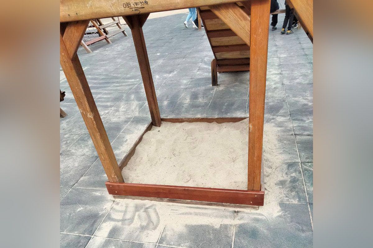 Обновили домики, качели, завезли песок