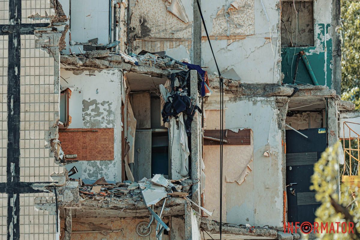 Работники осторожно разбирают каждый кирпич, зачищают каждую деталь и башенным краном спускают Работники осторожно разбирают каждый кирпич, зачищают каждую деталь и башенным краном спускают