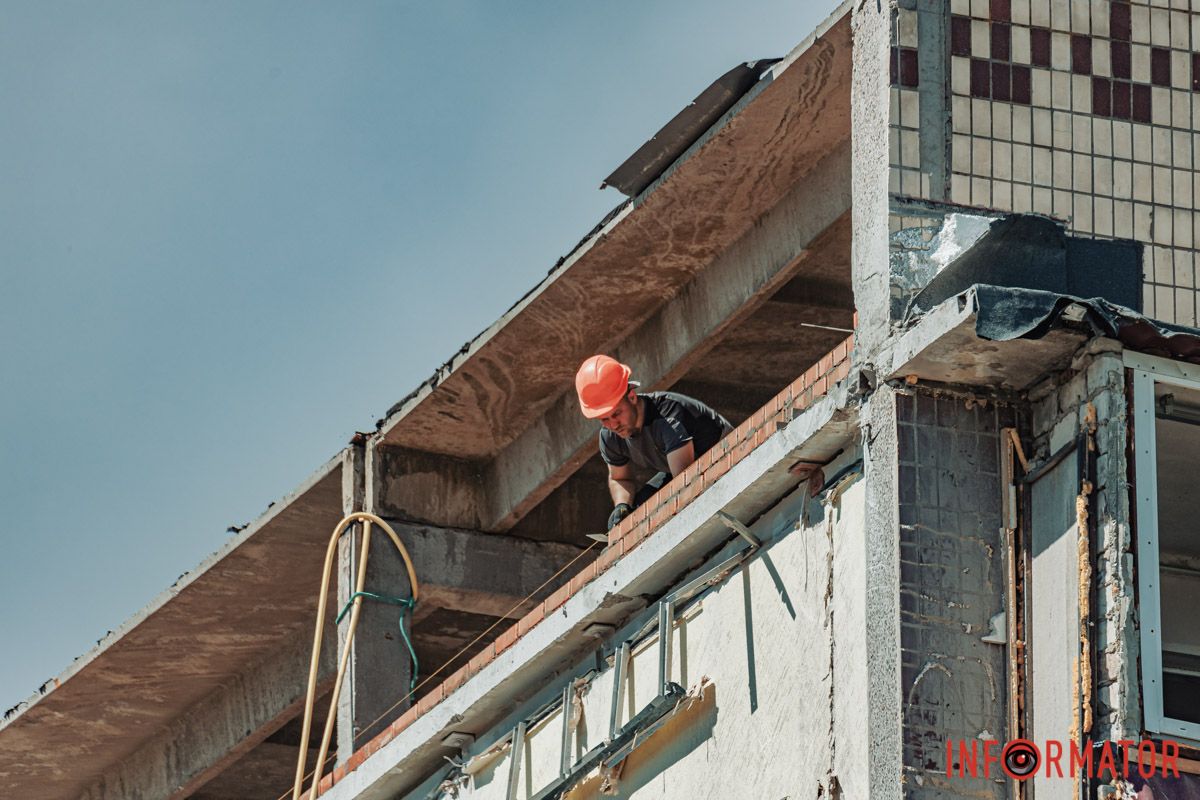 Также через год установили окна, где их разгромила взрывная волна, заменили лифты и выполнили фасадные работы Также через год установили окна, где их разгромила взрывная волна, заменили лифты и выполнили фасадные работы