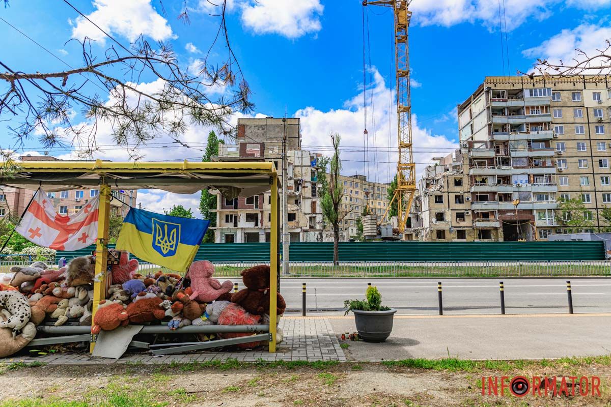 Место огородили забором Место огородили забором