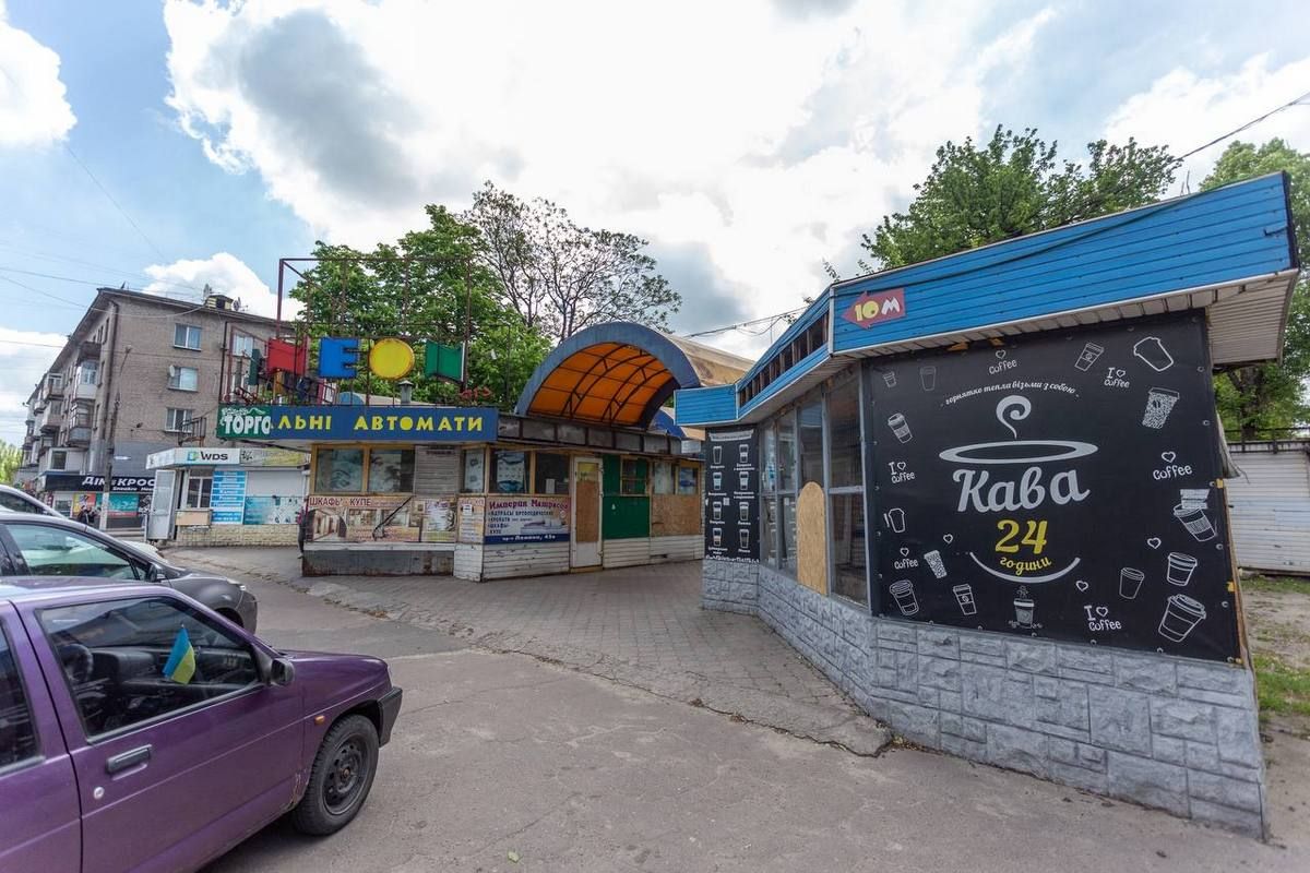 Мер отримує звернення щодо незадовільного стану торгових приміщень в сквері на проспекті Свободи