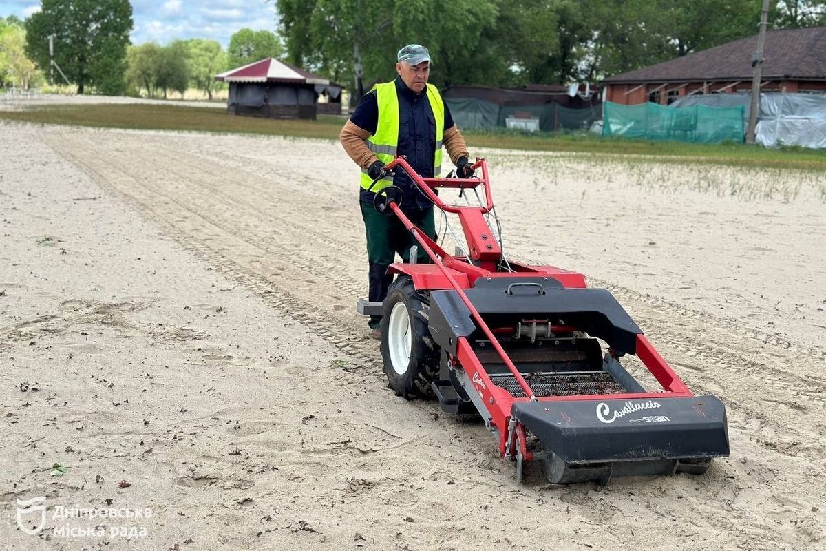 Благодаря специальной машине коммунальщики просеяли песок от разного мелкого мусора Благодаря специальной машине коммунальщики просеяли песок от разного мелкого мусора