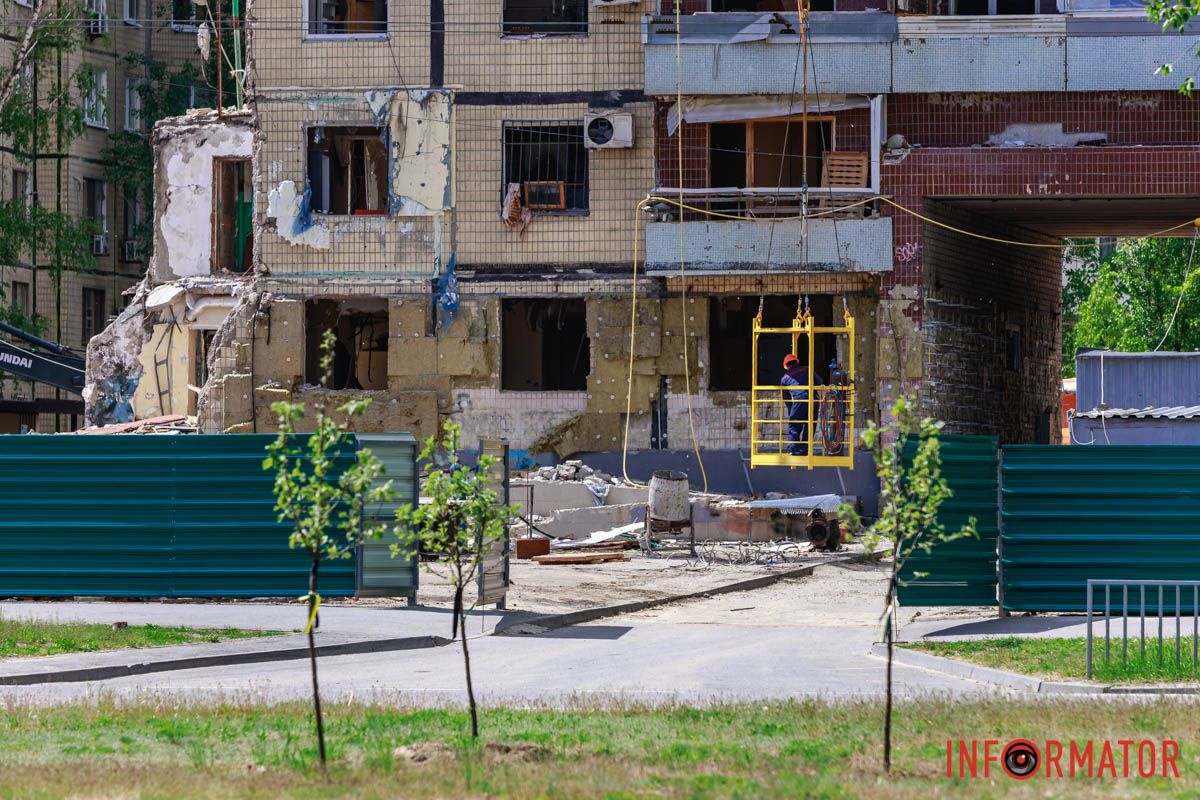 Також тут демонтують зруйновані під'їзди 