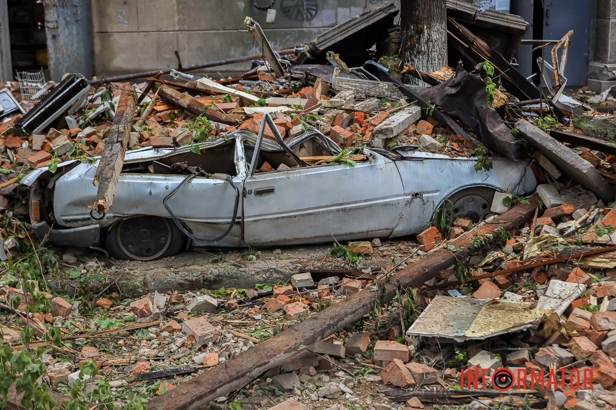 Ось так виглядала автівка біля будинку Ось так виглядала автівка біля будинку