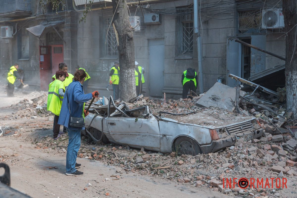 Також від ракетної атаки була понівечена і техніка