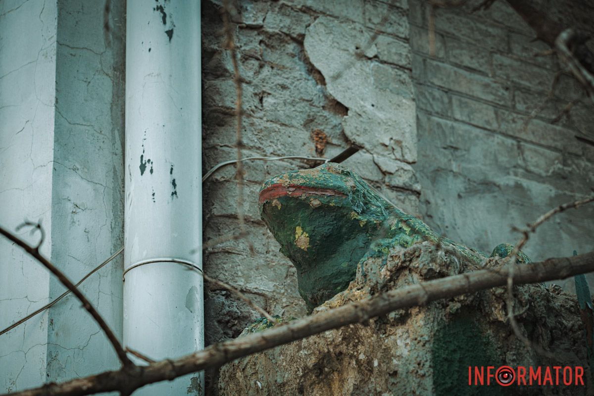 На огорожі будинку встановлені жаби