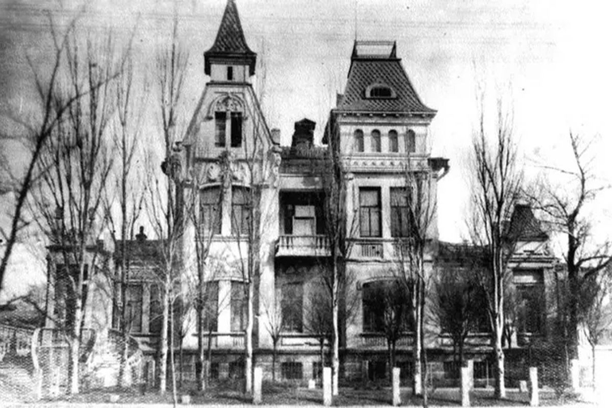 Ось так виглядав цей будинок, коли тільки його побудували