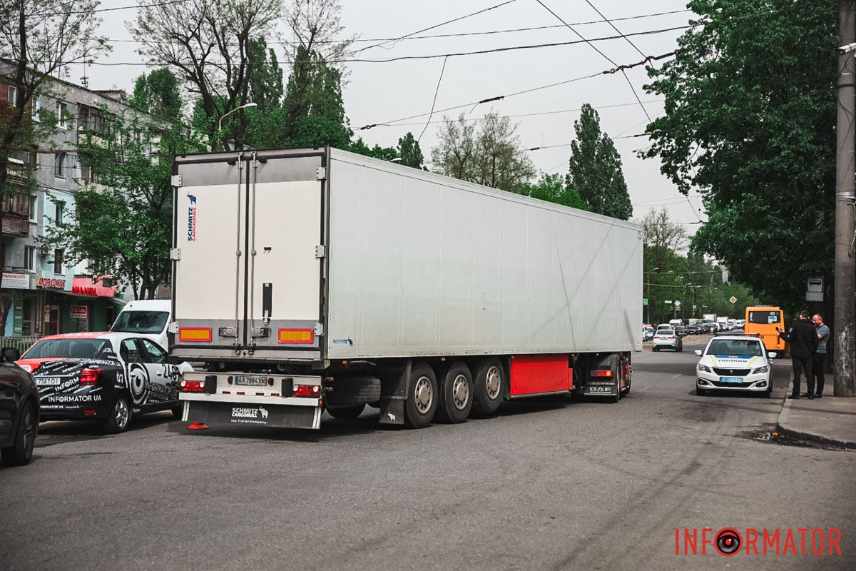 Грузовик находится в крайней правой полосе на проспекте Богдана Хмельницкого. Движение затруднено Грузовик находится в крайней правой полосе на проспекте Богдана Хмельницкого. Движение затруднено