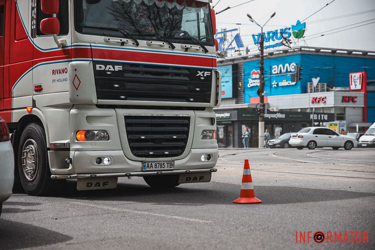 Женщина переходила проезжую часть по улице Кротова перед грузовиком Женщина переходила проезжую часть по улице Кротова перед грузовиком