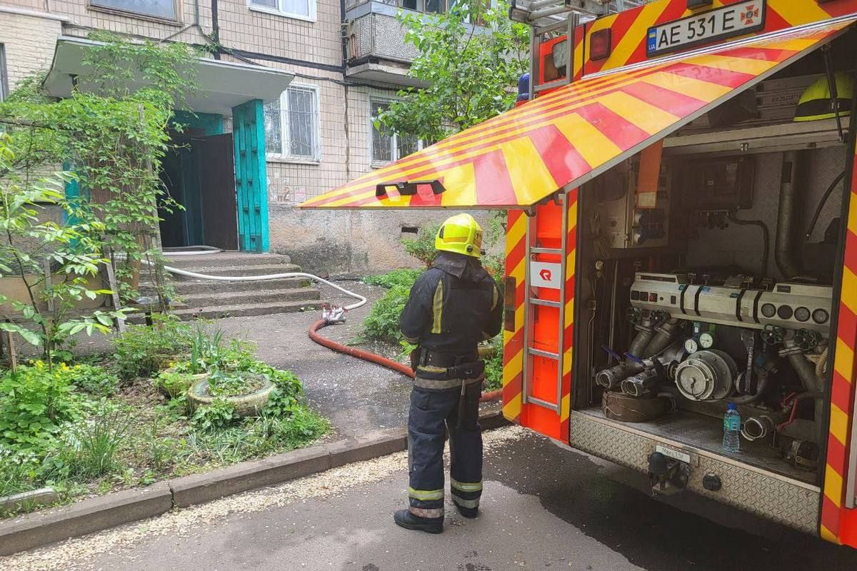 В Кривом Роге девочка выпрыгнула из окна горящей квартиры В Кривом Роге девочка выпрыгнула из окна горящей квартиры