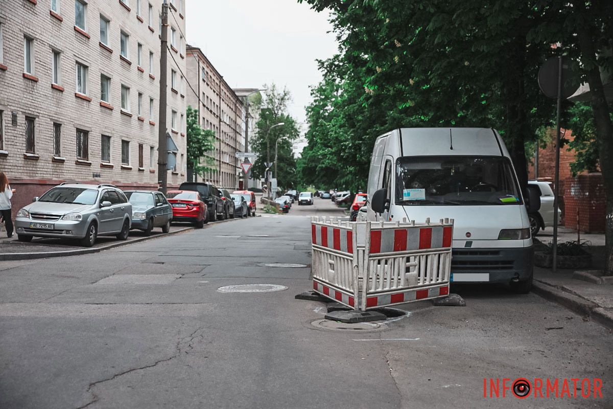 Поблизу фахового коледжу зварювання та електроніки імені Патона утворилась яма глибиною близько 1 метра Поблизу фахового коледжу зварювання та електроніки імені Патона утворилась яма глибиною близько 1 метра