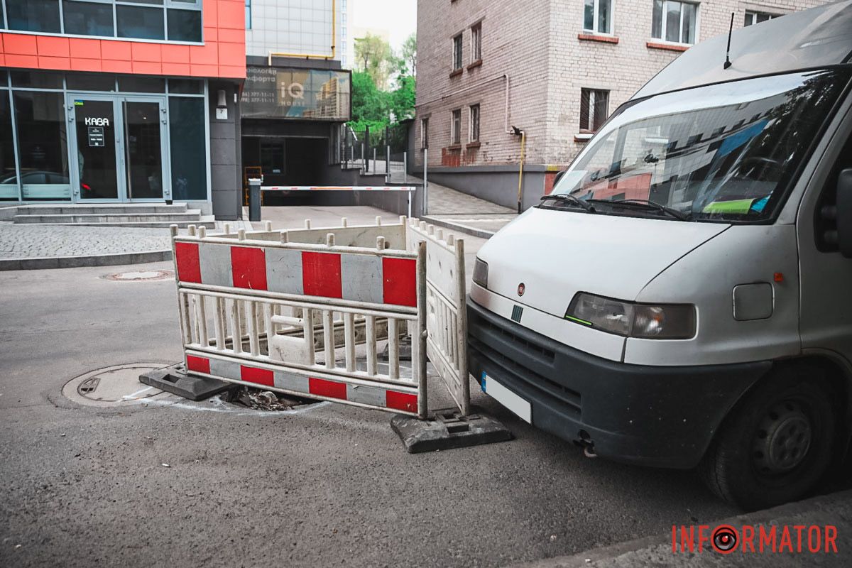 У четвер, 25 квітня, у Дніпрі на вулиці Володимира Моссаковського побачили провалля на проїжджій частині У четвер, 25 квітня, у Дніпрі на вулиці Володимира Моссаковського побачили провалля на проїжджій частині