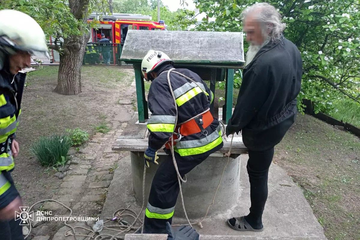 Жінка впала у колодязь з водою Жінка впала у колодязь з водою