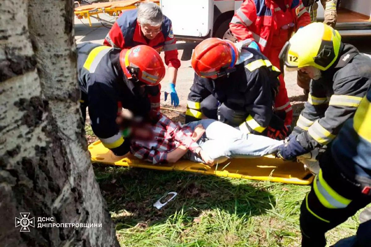 Водительку достали из истерзанного автомобиля и передали медикам Водительку достали из истерзанного автомобиля и передали медикам