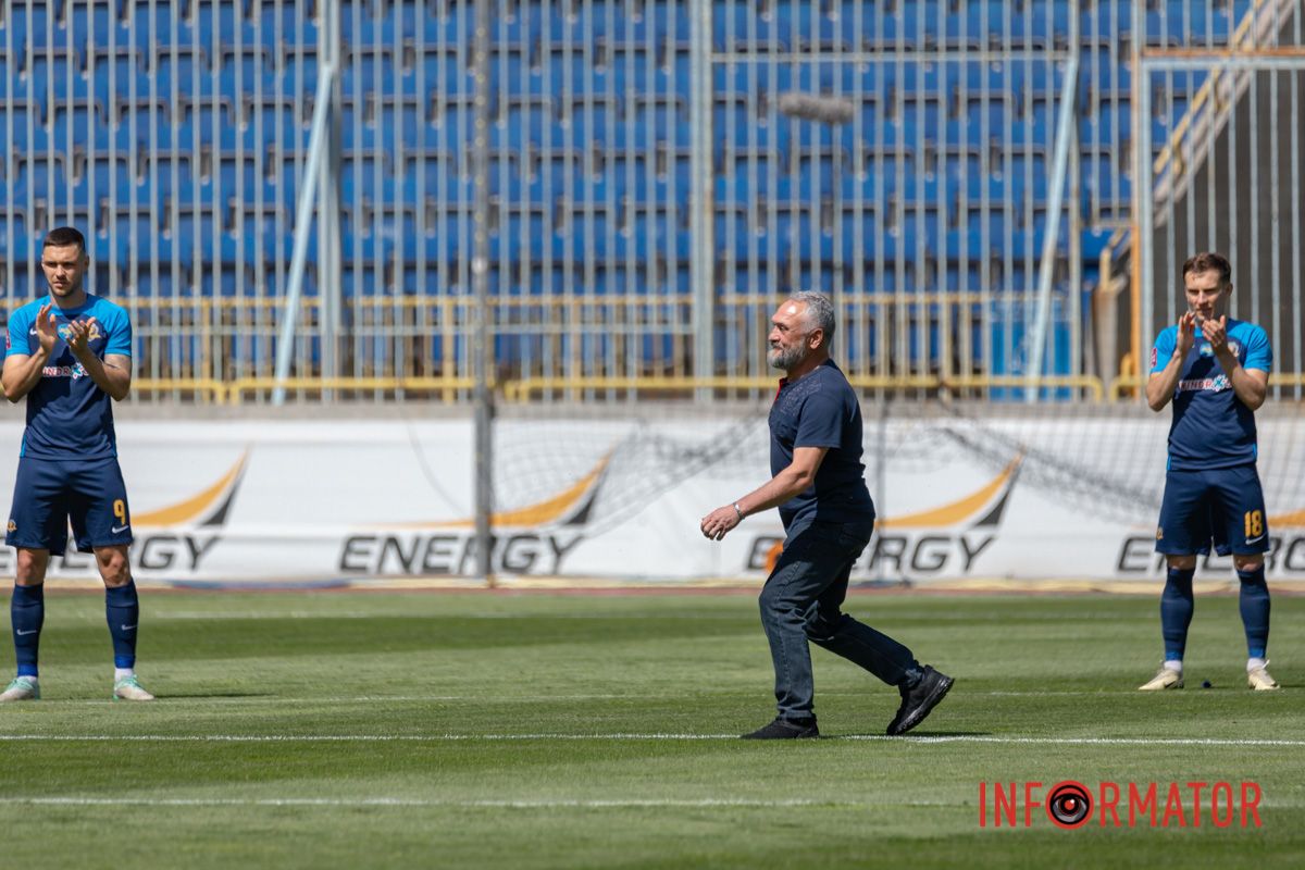 Перший символічний удар зробив військовий