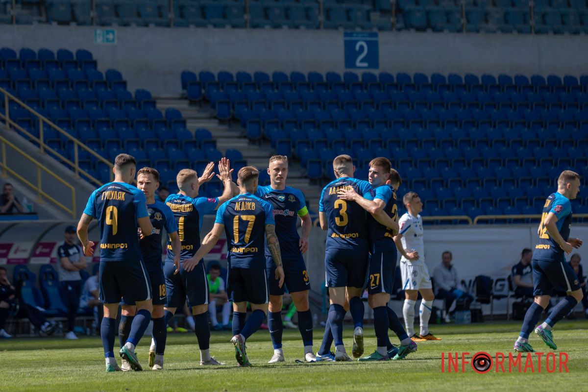 Гуцуляк після закидання від Сватка “обікрав” двох захисників “Динамо” і перекинув м’яч через Бущана