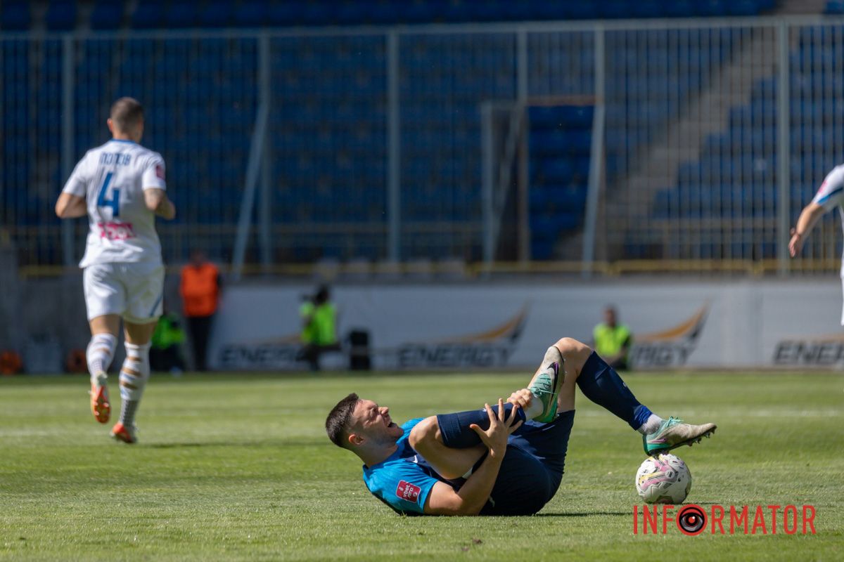 Тут знов збили Гуцуляка, проте рефері навіть не призначив штрафний