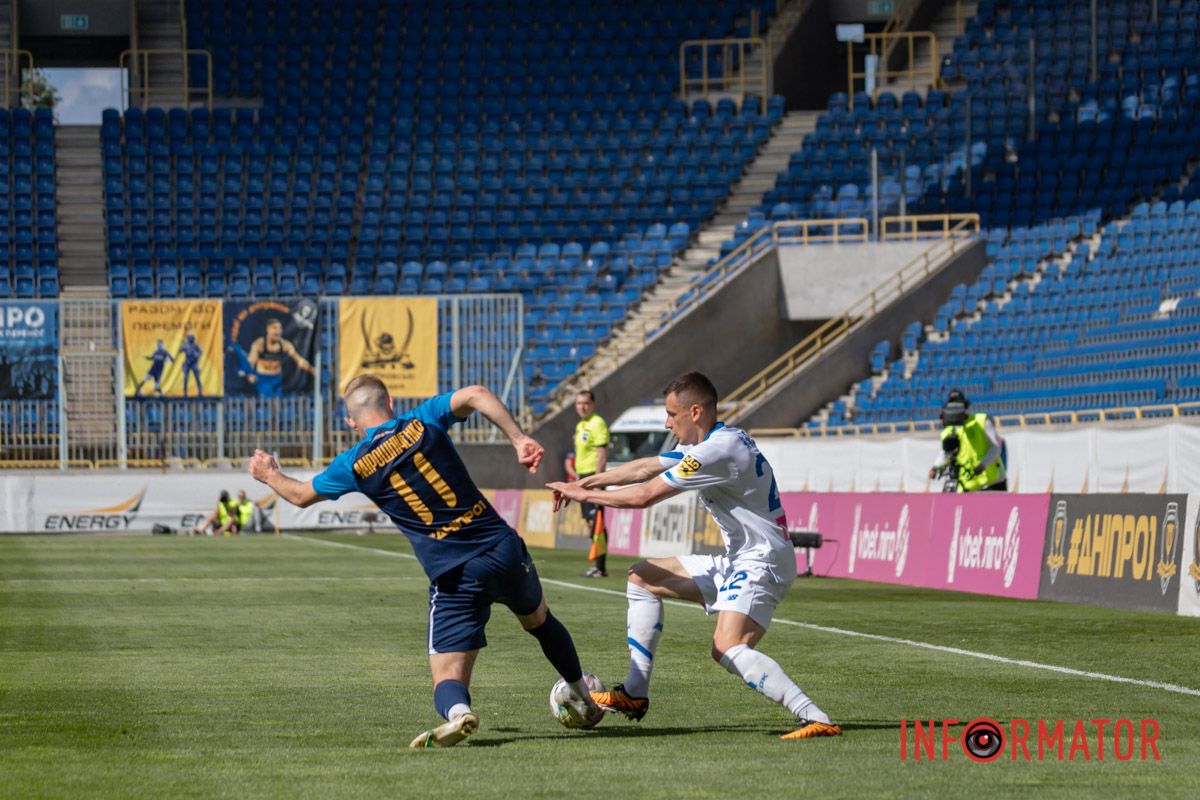 Мірошніченко виборює м'яч