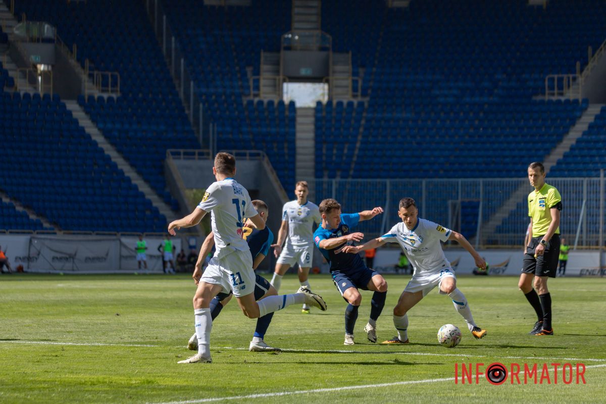 Глядачів на трибуни не пускають