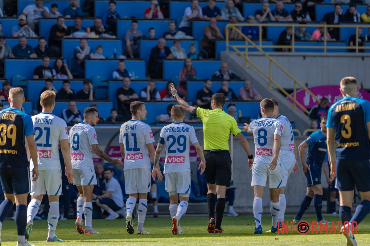 На 88-й хвилині суддя показав “червону” картку Тимчику за грубий фол на Очеретькові