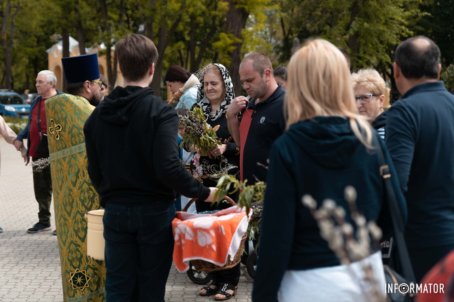 Після церкви віряни ставлять освячені гілочки вдома біля ікони Після церкви віряни ставлять освячені гілочки вдома біля ікони