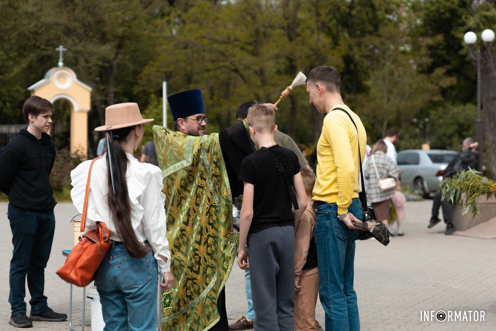 Перед храмами великий вибір гілочок верби Перед храмами великий вибір гілочок верби
