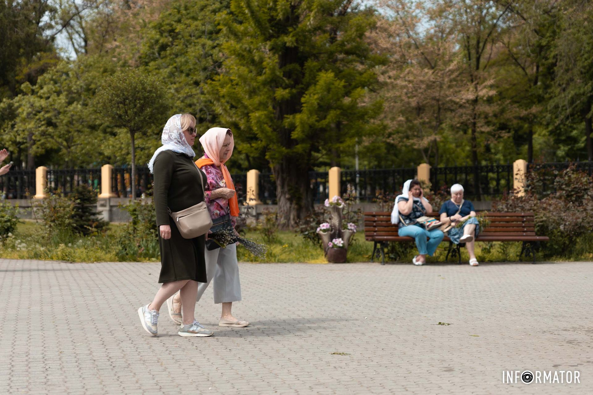 Великі черги вишукувались у храмах, аби посвятити гілочки верби Великі черги вишукувались у храмах, аби посвятити гілочки верби